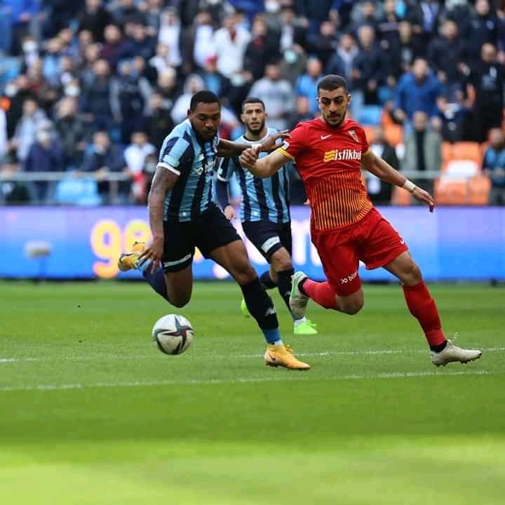 B. Asombalanga en duel avec un défenseur de Kayserispor