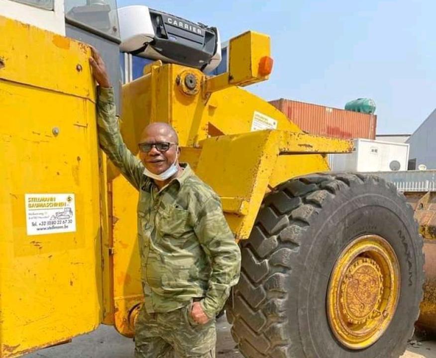 Le député national Léon Mubikayi réceptionne, à Boma les engins devant servir aux travaux de la lutte anti-érosive à Luebo