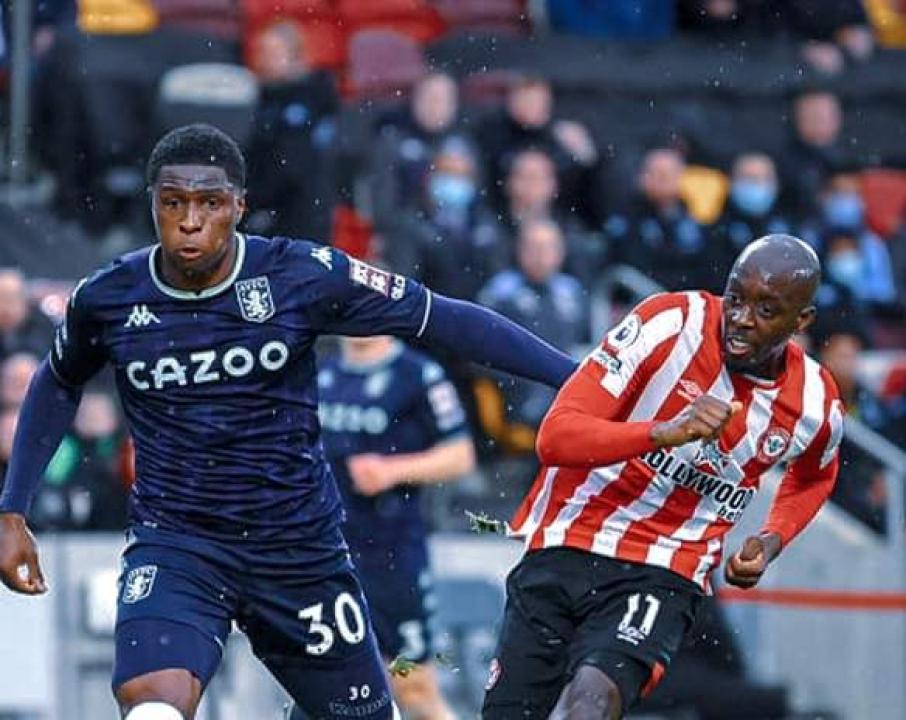 Yoane Wissa en duel avec un défenseur d'Aston Villa.