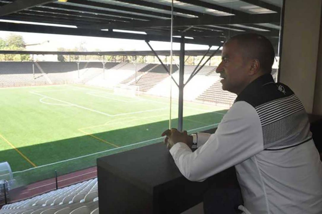 Le Président du TP Mazembe, Moïse Katumbi, lors d'une visite au stade de Kamalondo.