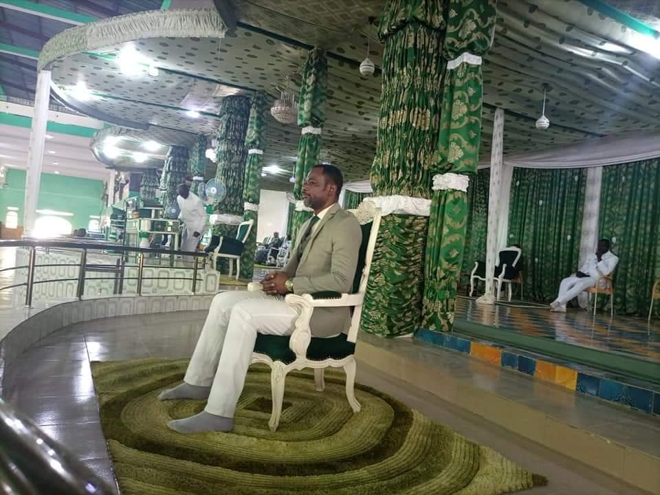 Le ministre de l'Epst Tony Mwaba Kazadi à l'église Kimbanguiste de Nkamba