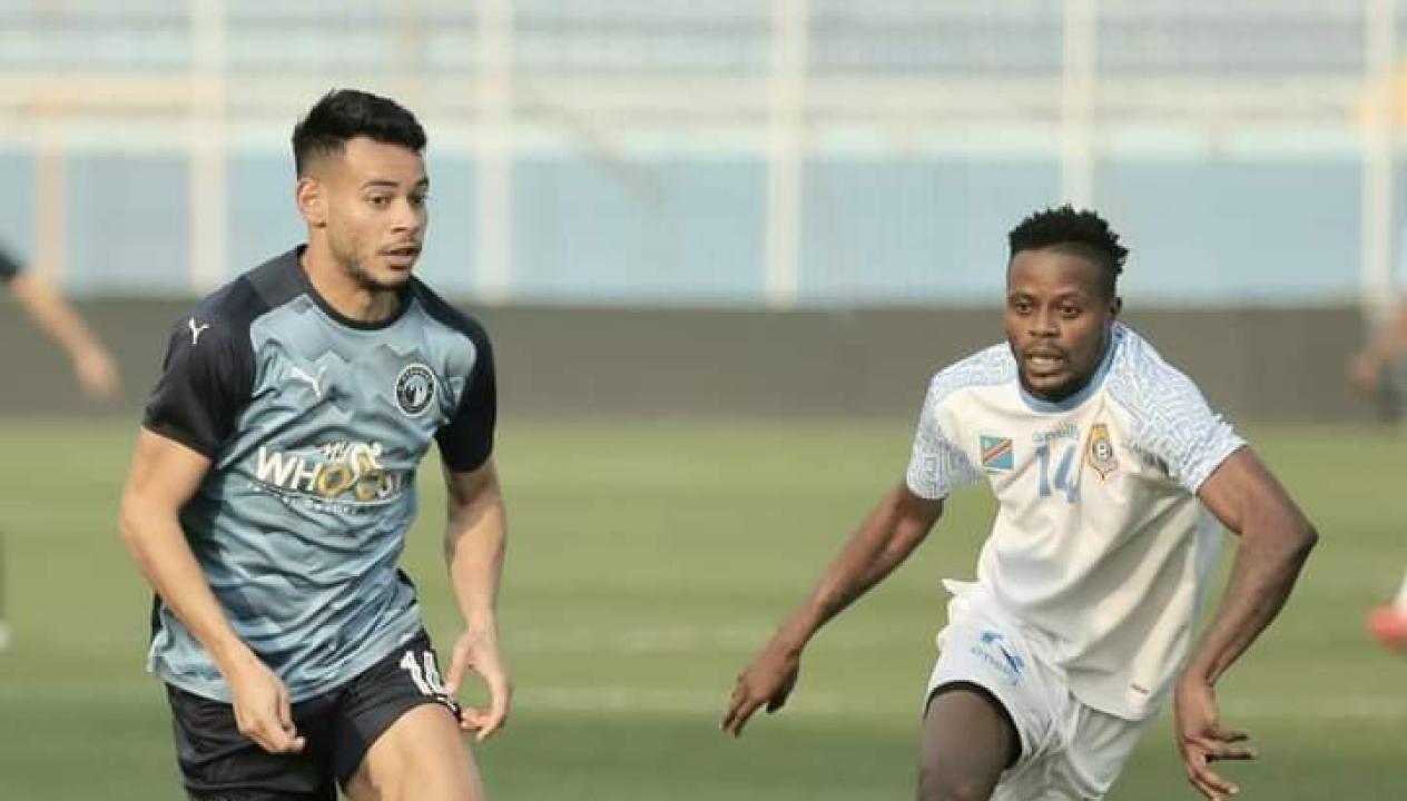 Le milieu de terrain congolais, Amédé Masasi en duel avec un joueur de Pyramids FC.