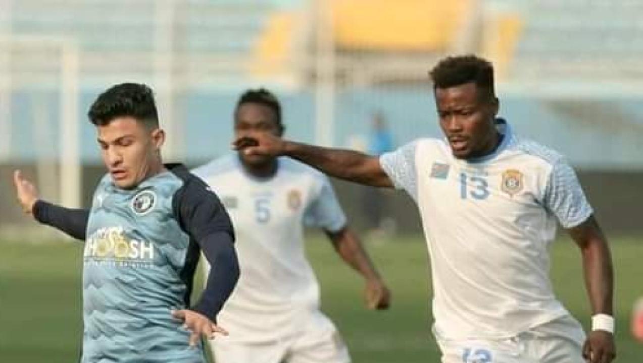 Le latéral droit des léopards de la RDC, Ernest Luzolo en duel avec un joueur de Pyramids FC d'Égypte.