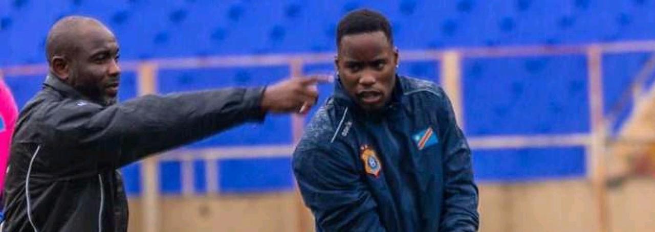 Lionel Mpasi avec Robert Kidiaba, lors d'une séance d'entraînement des léopards de la RDC, au stade des martyrs de Kinshasa.