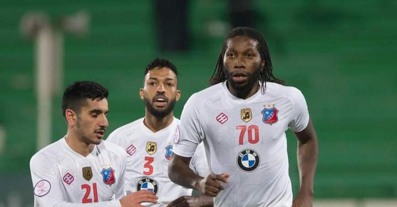Dieumerci Mbokani en pleine célébration d'un but avec ses coéquipiers de Kuwait SC.