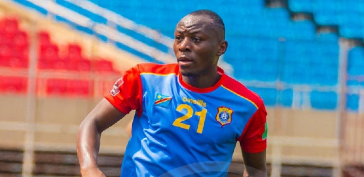Edo Kayembe sous les couleurs de l'équipe nationale de la RDC, au stade des martyrs de Kinshasa.