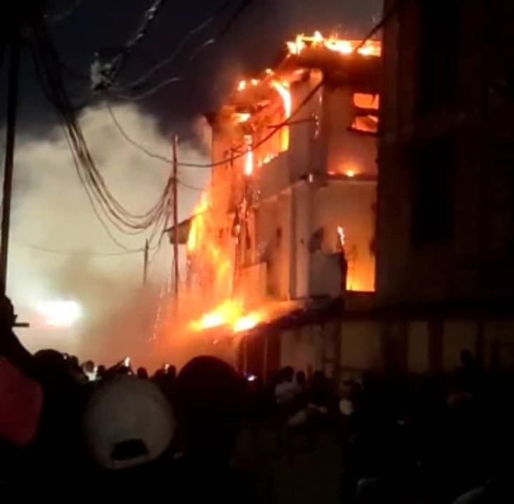 L'impact des feux à l'immeuble situé au croisement des avenues Sendwe et Damien dans la commune de Kasa-Vubu.