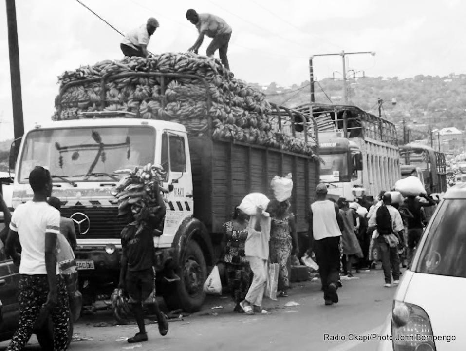 Le marché Matadi Kibala sur la route Nationale n°1