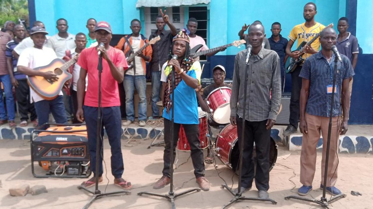 Le groupe folklorique Nsanga Bantu en pleine prestation à Ndjoko-punda, territoire de Luebo
