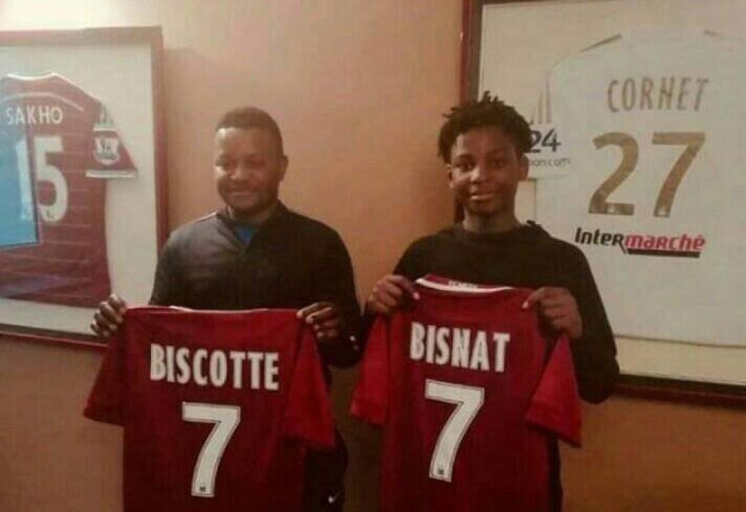 Mbala Mbuta Biscotte et son fils Bisnat Mbala, lors de la signature d'un contrat avec le FC Metz, en 2019.