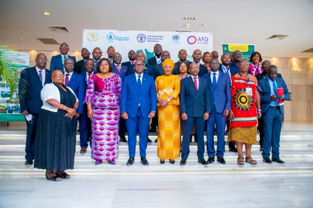 Le premier ministre, Sama Lukonde entouré de plusieurs personnalités lors du lancement du 3e forum pour le le développement rural en Afrique