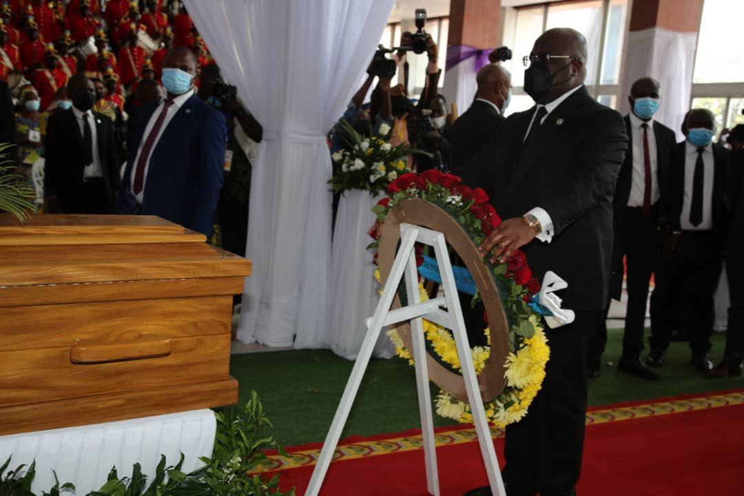 Le président Félix Tshisekedi dépose une couronne de fleurs devant le cercueil de Mgr Tharcisse Tshibangu