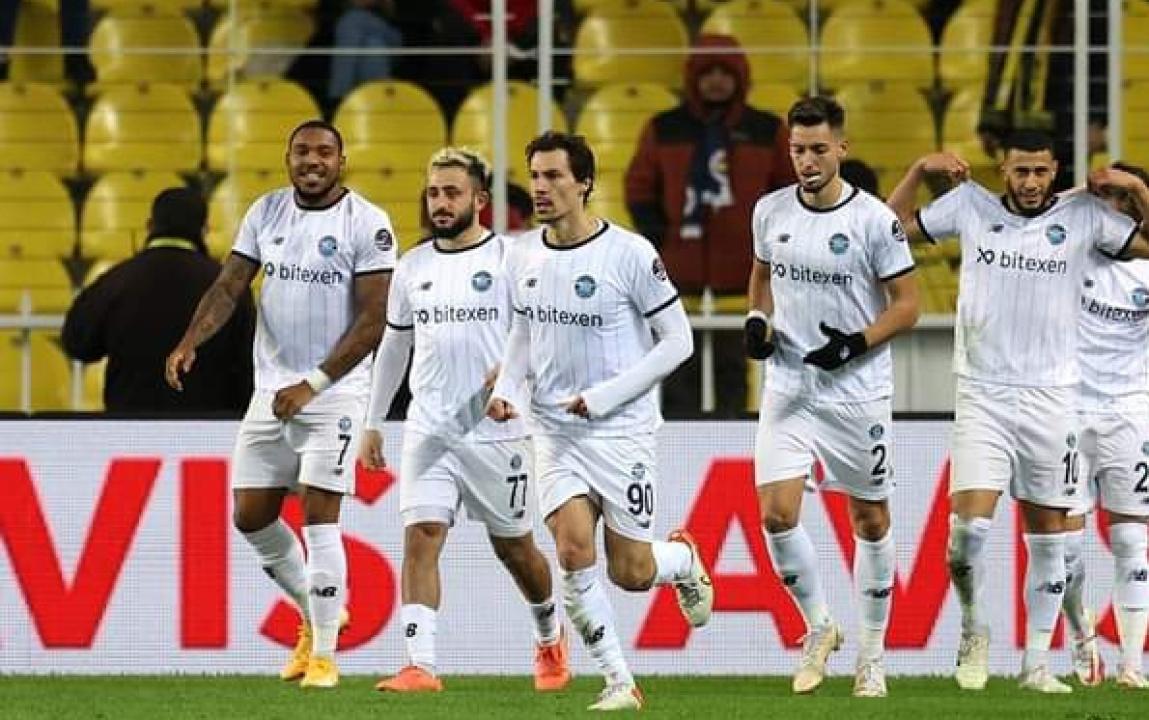Britt Assombalanga, en pleine célébration d'un but avec ses coéquipiers de Demirspor.