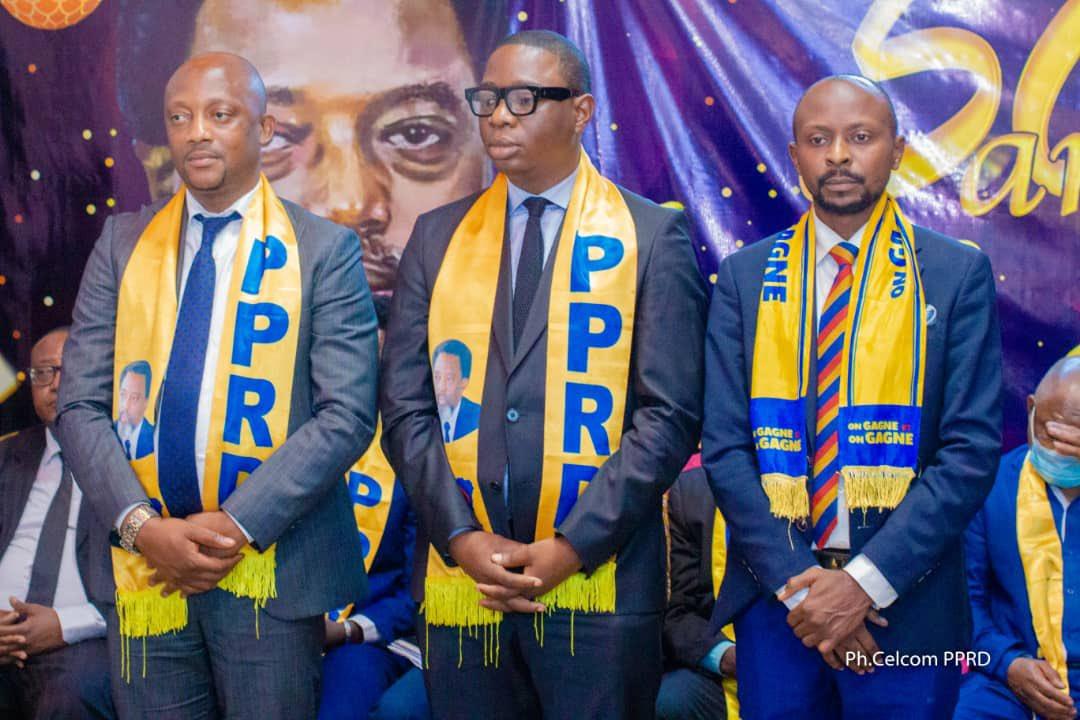 Quelques jeunes du PPRD dont Jean-Serge Tshiben au milieu nommé parmi les secrétaires nationaux en charge de la communication