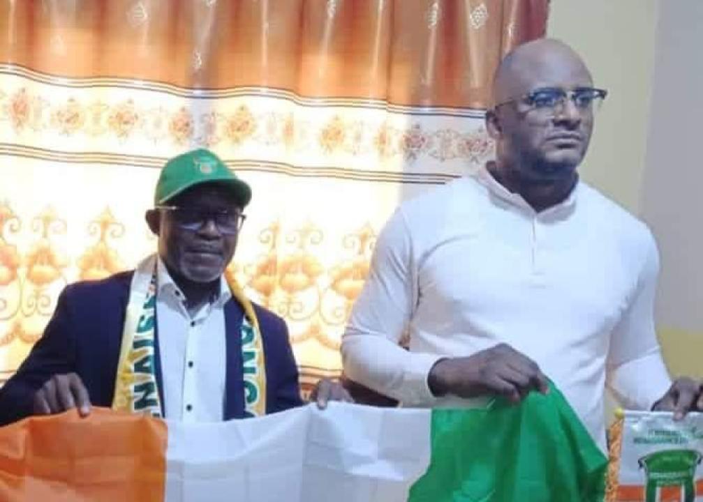 Otis Ngoma avec un dirigeant du FC Renaissance, lors de la signature du contrat.