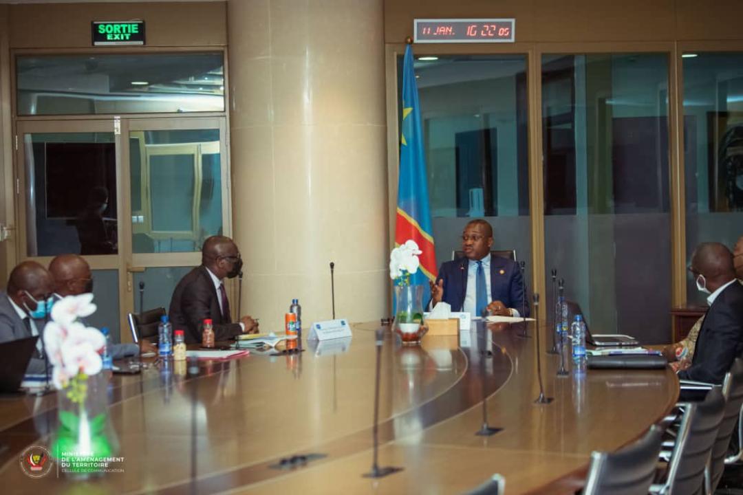 Le ministre d'État en charge d'aménagement du territoire, Guy Loando Mboyo en entretien avec la société IIB-DG