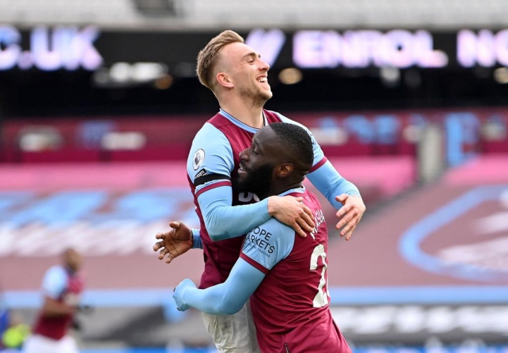 Arthur Masuaku en pleine célébration d'un but avec Jarrod Bowen.
