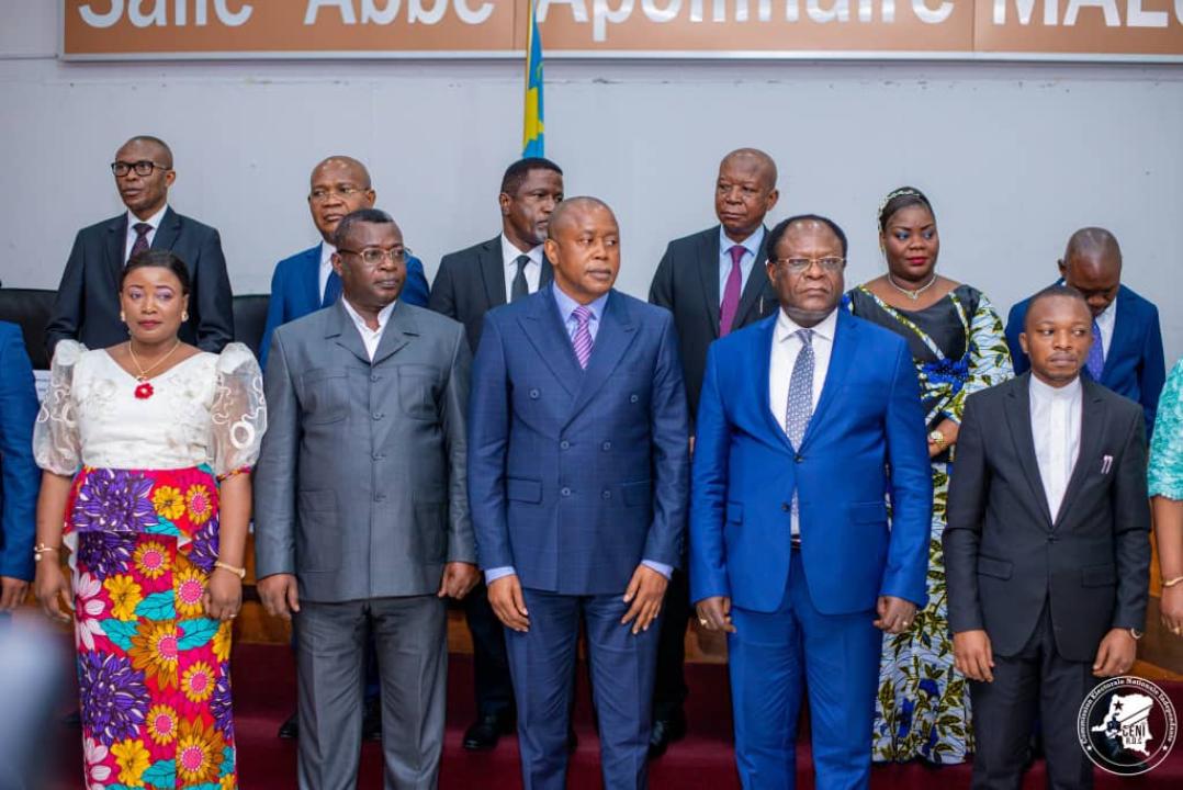 Dénis Kadima entouré des membres du bureau exécutif de la CENI