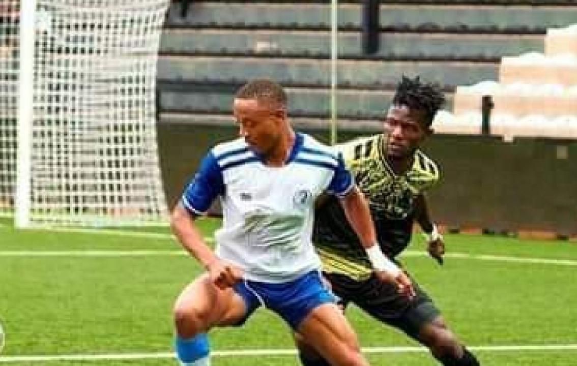 Un joueur de V.Club en duel avec celui de Don Bosco, au stade TP Mazembe.