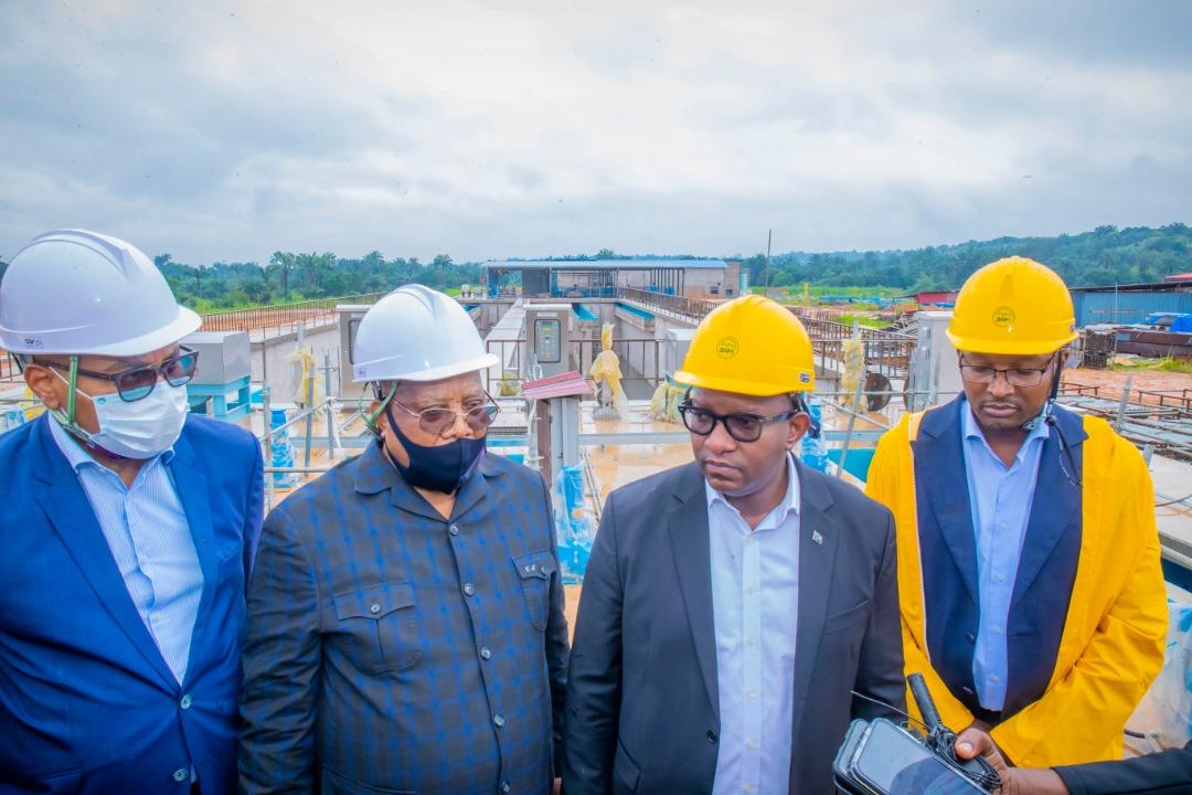 Le premier ministre lors d'une visite du site où s'effectuent les travaux de construction de la nouvelle unisine de la Regideso