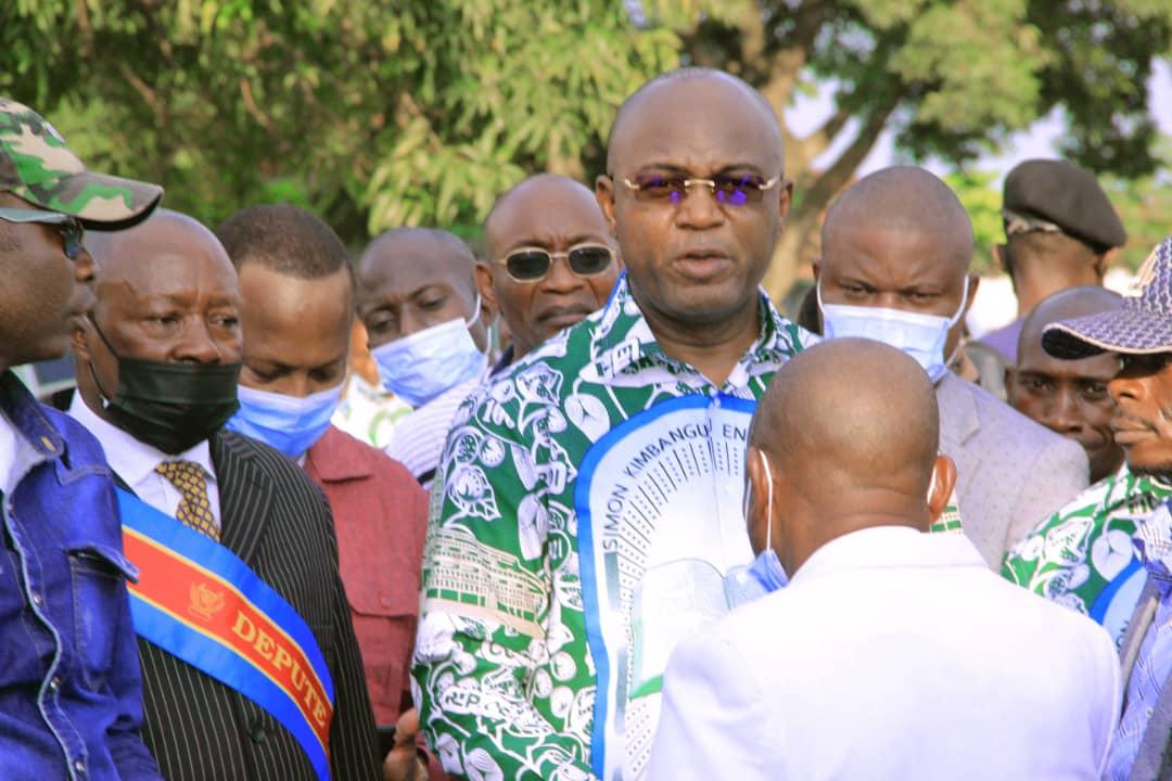 Gentiny Ngobila accueilli par le responsable de la paroisse Kimbanguiste de Kimbanseke