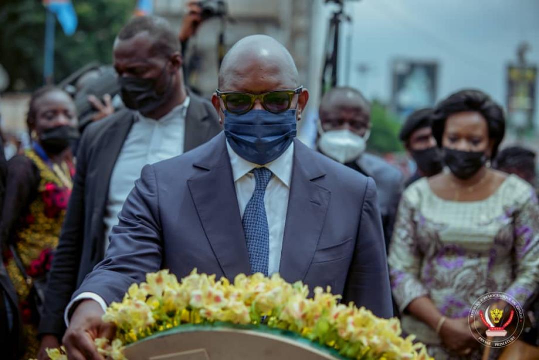 Le premier ministre, Sama Lukonde dépose une gerbe de fleurs au monument de Lumumba