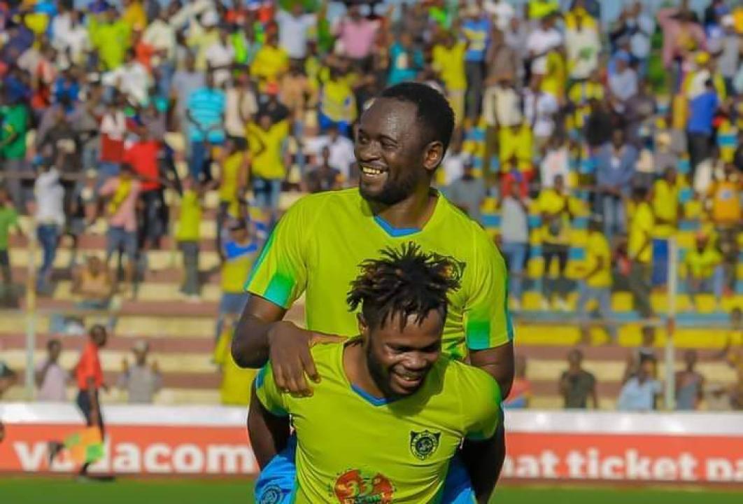 Patou Kabangu en pleine célébration d'un but avec son coéquipier du FC Saint-Éloi Lupopo, au stade Kibassa Maliba.