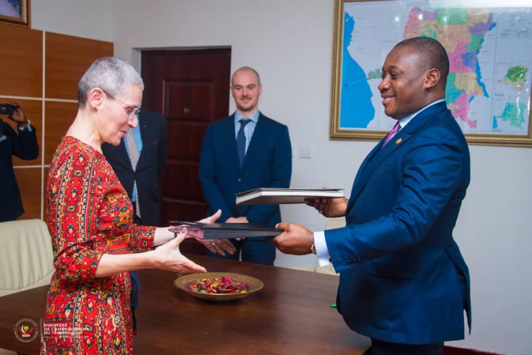 Signature d'un accord de coopération entre la RDC, représentée par le ministre Guy Loando et Maria Backlund, représentante de la firme EDO Global