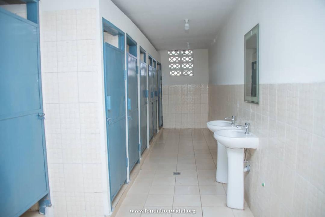 Latrines du camp Lufungula rénovées par Widal fondation de Guy Loando