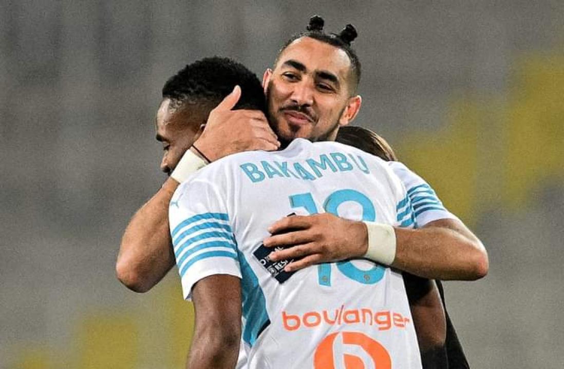Cédric Bakambu en accolade avec Dimitri Payet.
