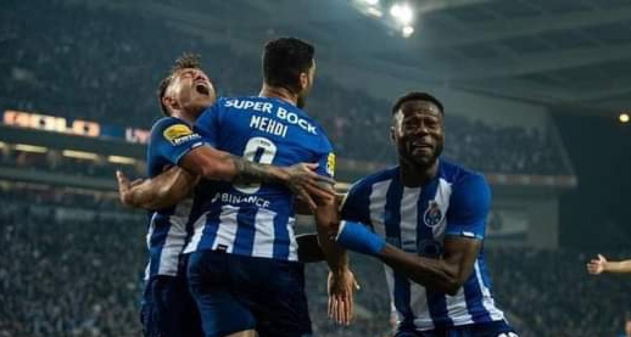 Chancel Mbemba en pleine célébration d'un but avec ses coéquipiers du FC Porto.