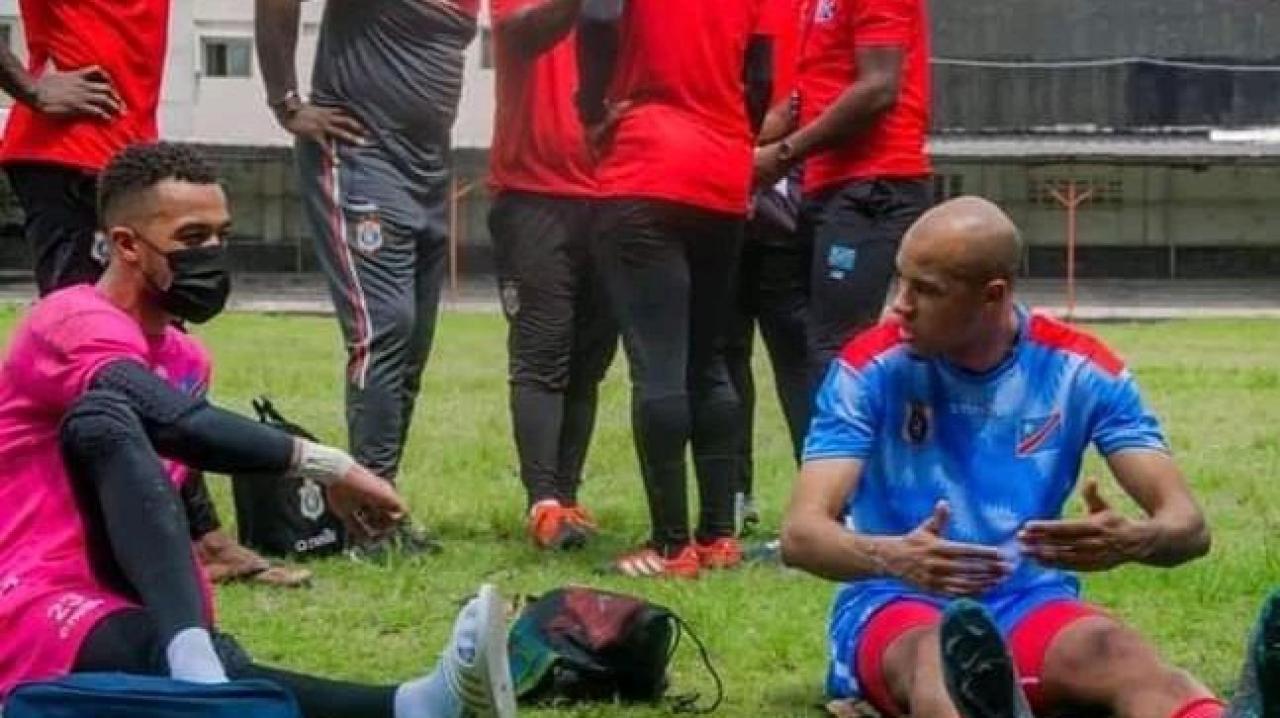 Joël Kiassumbua et Marcel Tisserand, lors d'une séance d'entraînement de l'équipe nationale de la RDC.