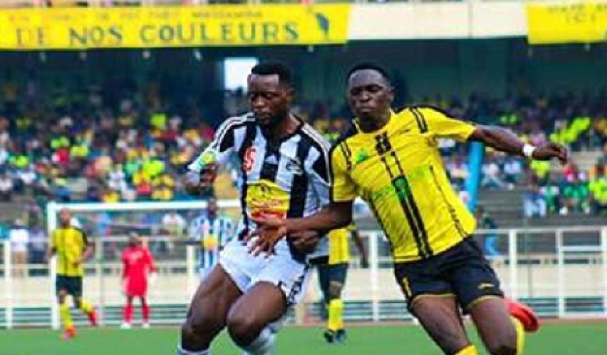 Le défenseur du TP Mazembe, Djos Issama Mpeko, en duel avec l'ancien attaquant de l'AS V.Club, Chadrack Muzungu, lors d'une rencontre de la Linafoot, au stade des martyrs de Kinshasa.