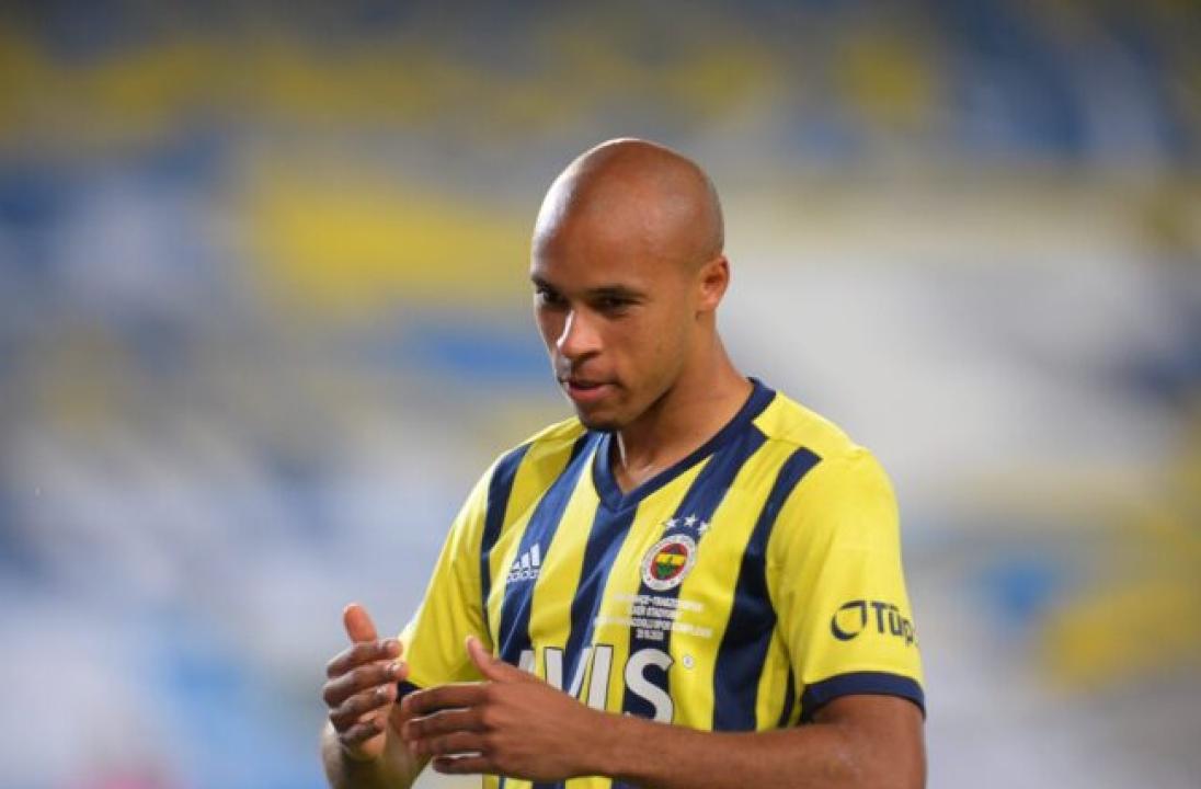 Le défenseur congolais, Marcel Tisserand sous les couleurs de Fenerbahçe.