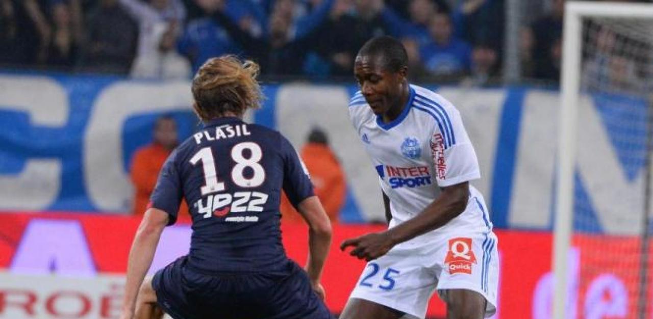 Giannelli Imbula, sous les couleurs de l'OM, en duel avec l'ancien capitaine de Bordeaux, Jaroslav Plasil, lors d'une rencontre de Ligue 1.