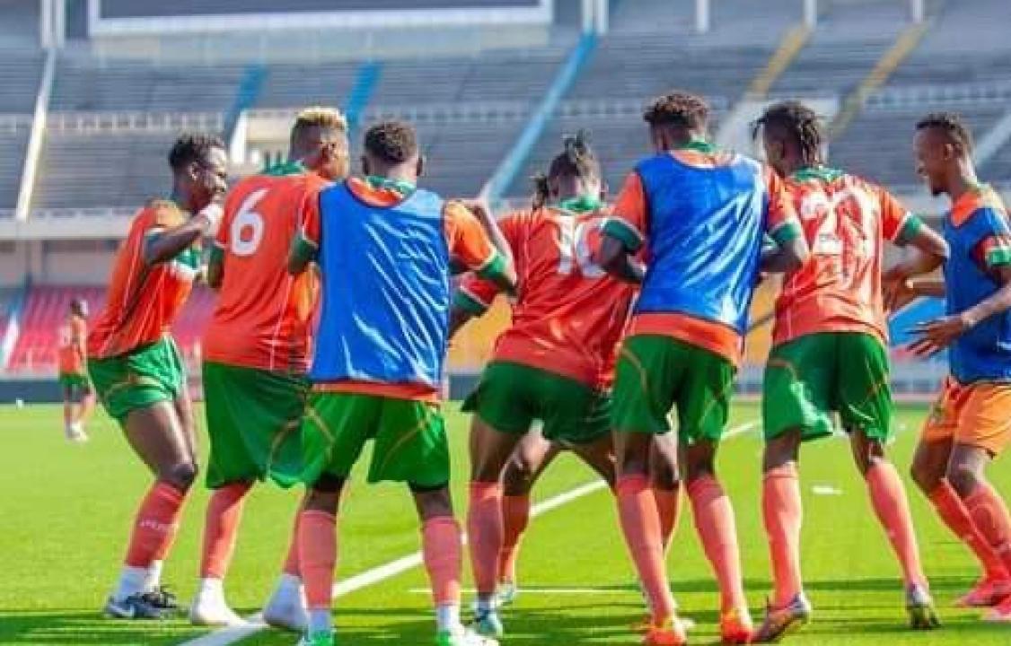 Les joueurs du FC Renaissance du Congo, en pleine célébration d'un but, au stade des martyrs de Kinshasa.