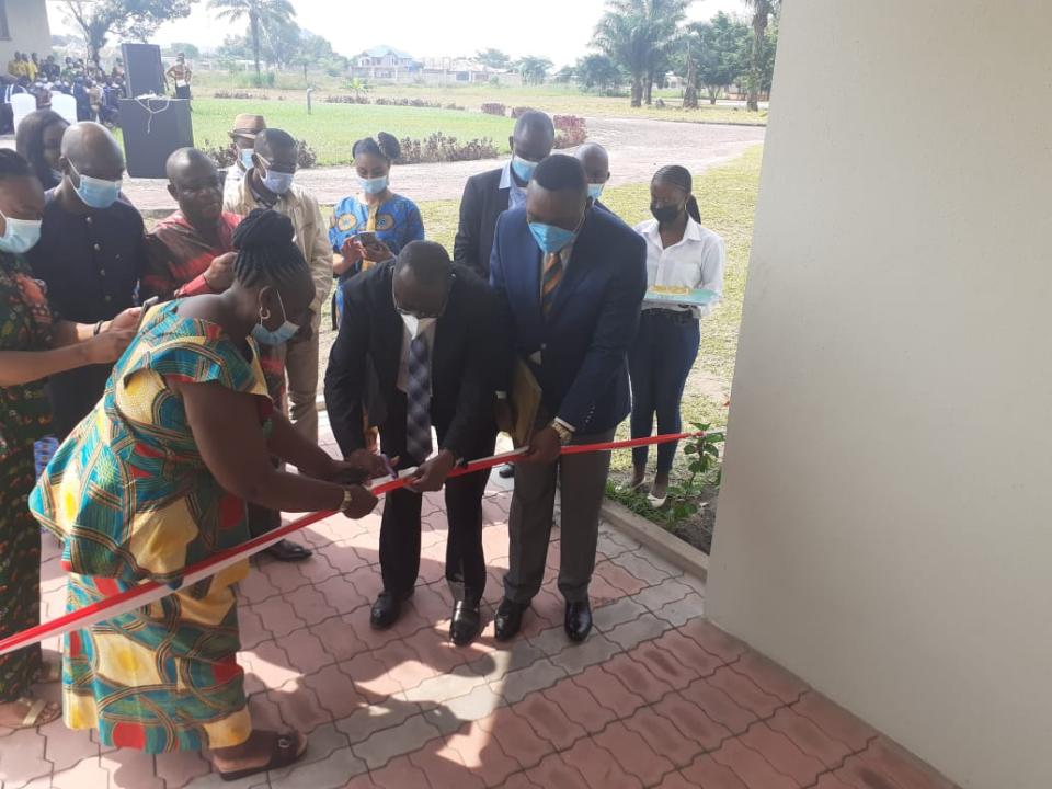 Cérémonie de la coupure du ruban symbolique du nouveau siège national de l'assemblée spirituelle nationale de Baha'is de la RDC par Nshisu Albert du Centre International d'enseignement Baha'i