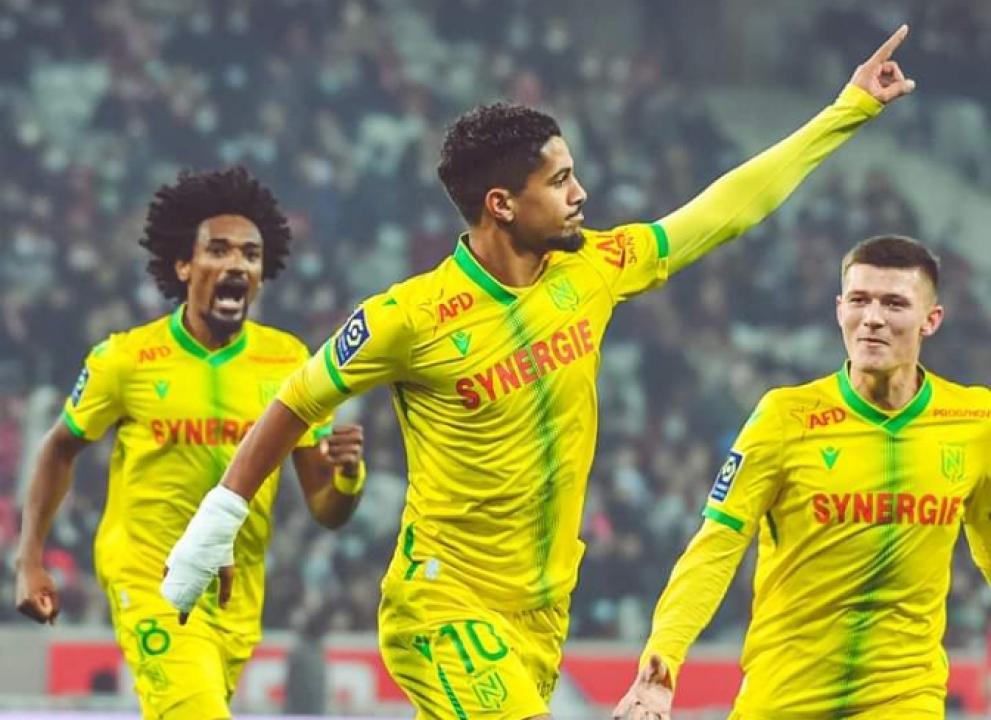 Samuel Moutoussamy en pleine célébration d'un but avec ses coéquipiers du FC Nantes.