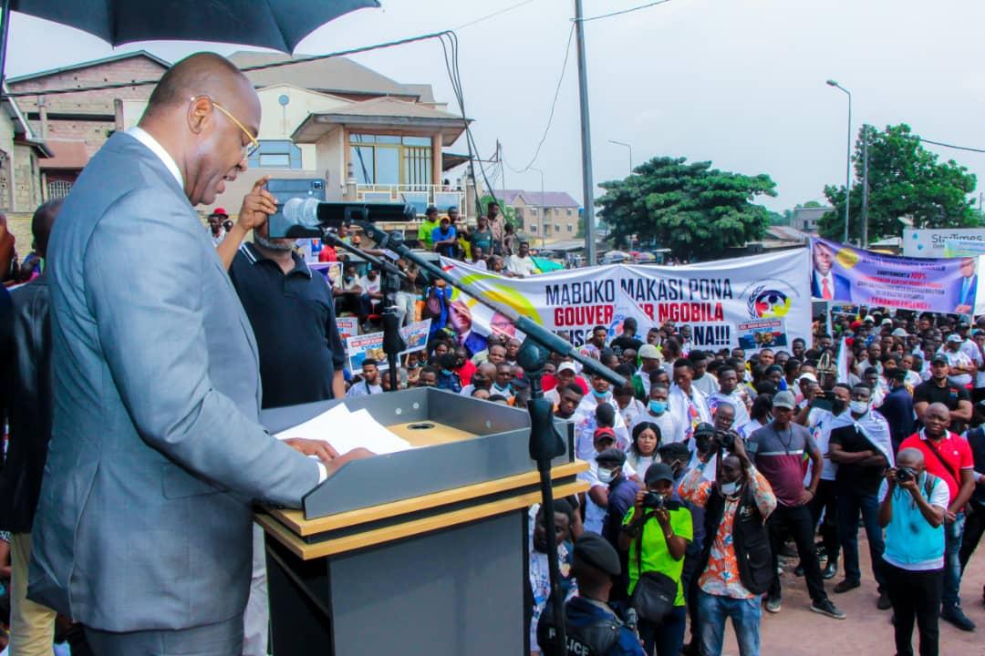 Le Gouverneur de la Ville de Kinshasa, Gentiny Ngobila lance les travaux de la réhabilitation de la route CECOMAF dans la Commune de Ndjili