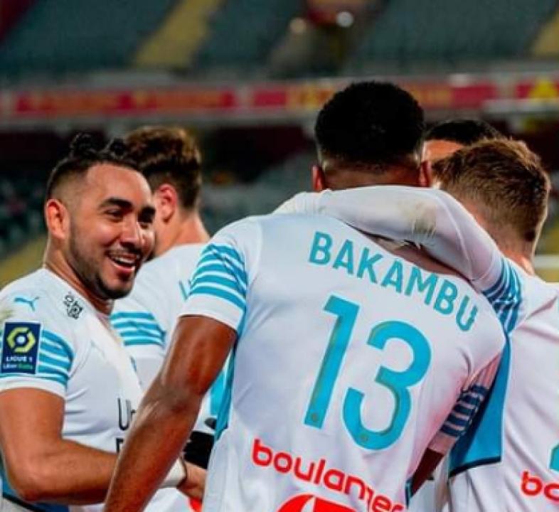 Cédric Bakambu et ses coéquipiers de l'Olympique de Marseillew en pleine célébration d'un but.