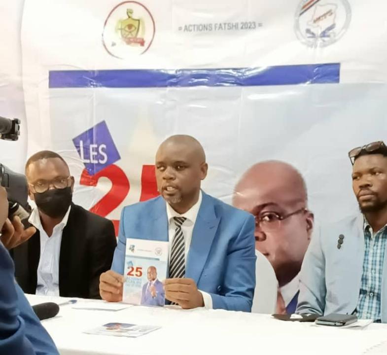 Patrick T.Onoya lors de la présentation du recueil les 25 actions clés de Fatshi