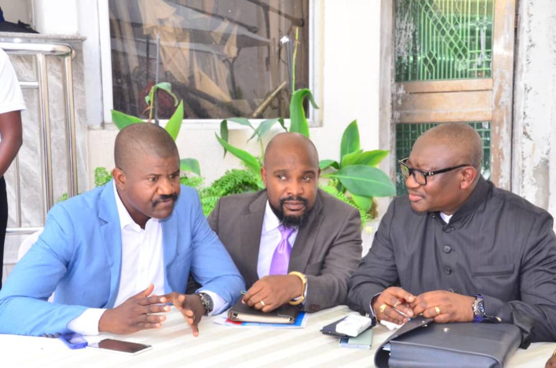Le Coordonnateur de l'UJCC Mukenge Totoro entouré de deux invités lors des assises des jeunes tenues à l'hôtel Venus