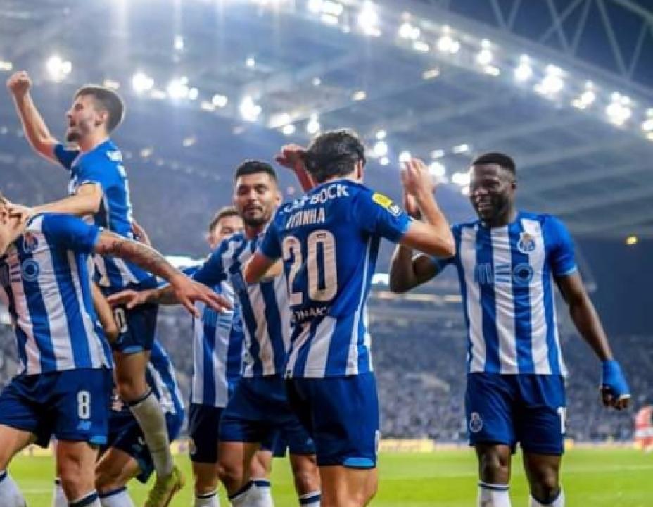 Chancel Mbemba en pleine célébration d'un but avec ses coéquipiers du FC Porto.
