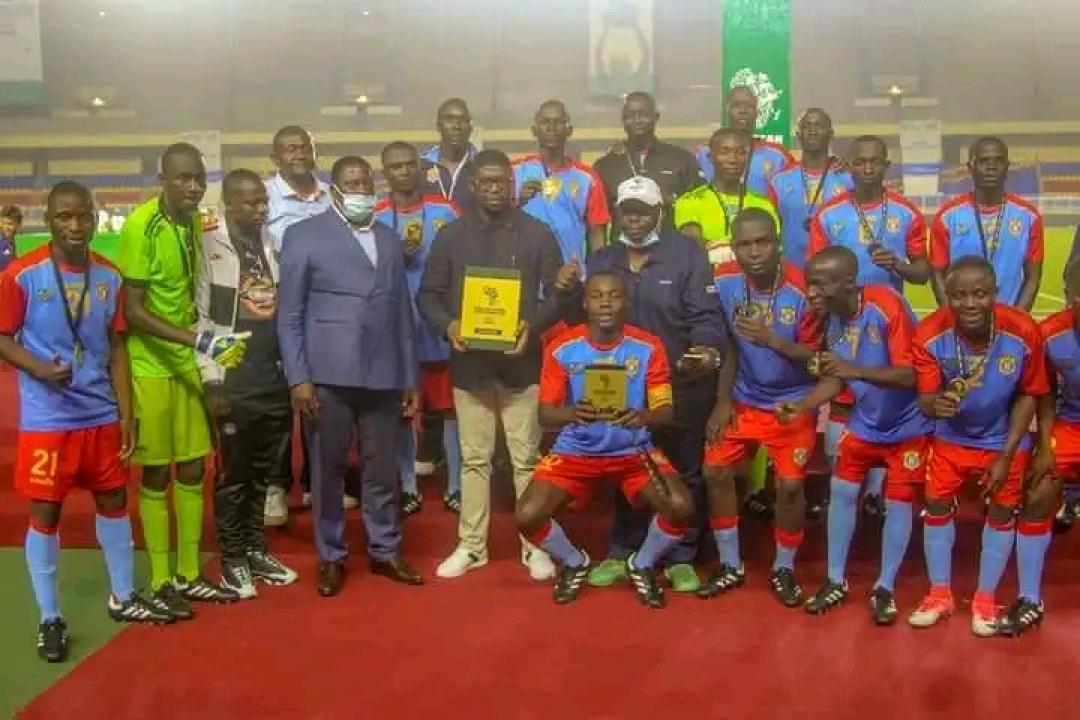 Les représentants congolais célèbrent le titre de champion scolaire panafricain, au côté du ministre des sports, Serge Nkonde Chembo.