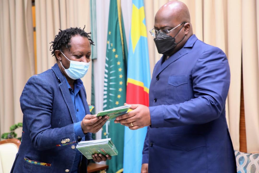 Le président Félix Tshisekedi et l'artiste musicien Lokua Kanza à la cité de l'Union africaine