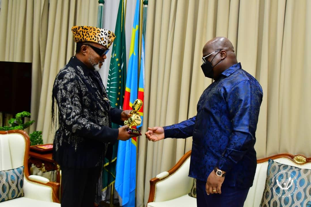 Le chanteur congolais Koffi Olomide  remet son dernier trophée au Chef de l'état Félix Tshisekedi