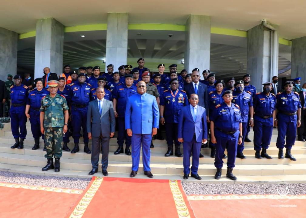 Le président de la République Félix Tshisekedi pose avec les officiers de haut rang après une cérémonie d'échange de vœux, jeudi 17 février