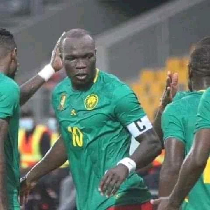 Vincent Aboubacar célèbre son but avec ses coéquipiers lors de la CAN 2021