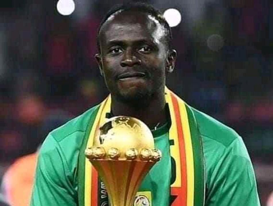 Sadio Mane devant le trophée de la CAN après la victoire du Sénégal en finale