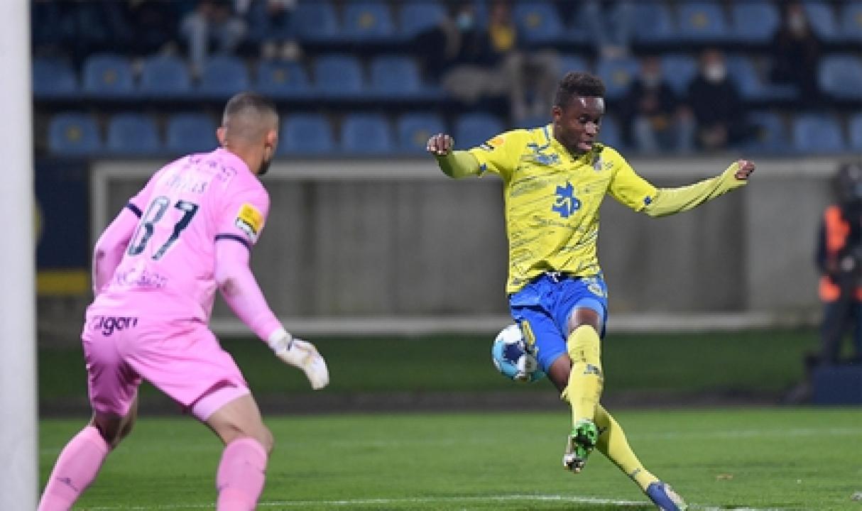 André Bukia en duel avec le portier du FC Vizela, lors d'une rencontre de Liganos. [Photo d'illustration]